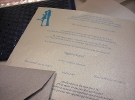 Invitación en plata con sobre acolchado 165x165